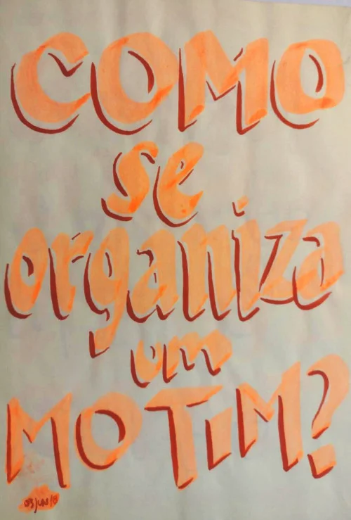 Cartaz tipográfico pintado à mão com letras laranjas e contorno vermelho com a pergunta: 'COMO SE ORGANIZA UM MOTIM?'.