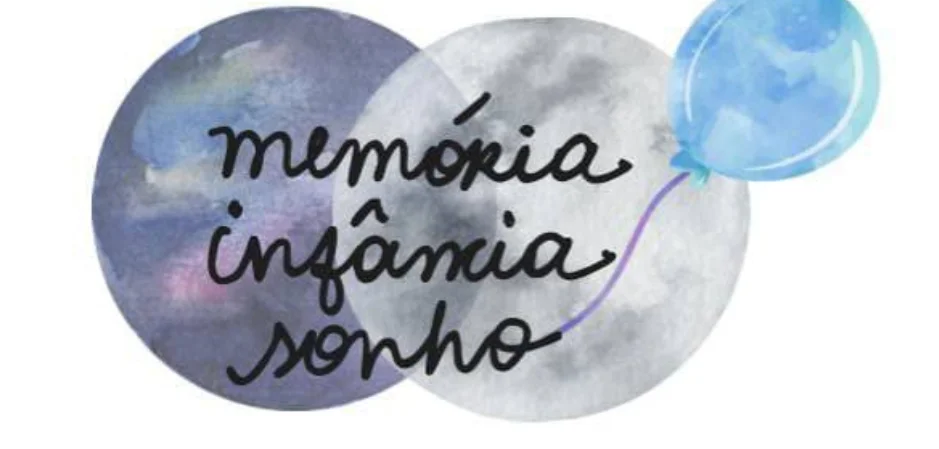 Ilustração com dois círculos aquarelados em tons de azul e cinza, balão azul amarrado e as palavras manuscritas 'memória infância sonho'.