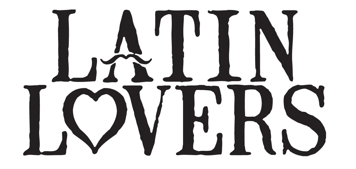 Logotipo tipográfico preto com as palavras 'LATIN LOVERS', trazendo um bigode na letra A e um coração na letra O.