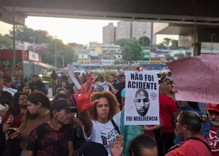 Tragédia anunciada': MTST protesta contra ViaMobilidade por morte de passageiro no metrô em SP – Brasil de Fato Manifestação popular em terminal de transporte urbano com pessoas segurando cartazes contra a concessionária de trens e faixa dizendo 'NÃO FOI ACIDENTE / FOI NEGLIGÊNCIA'.